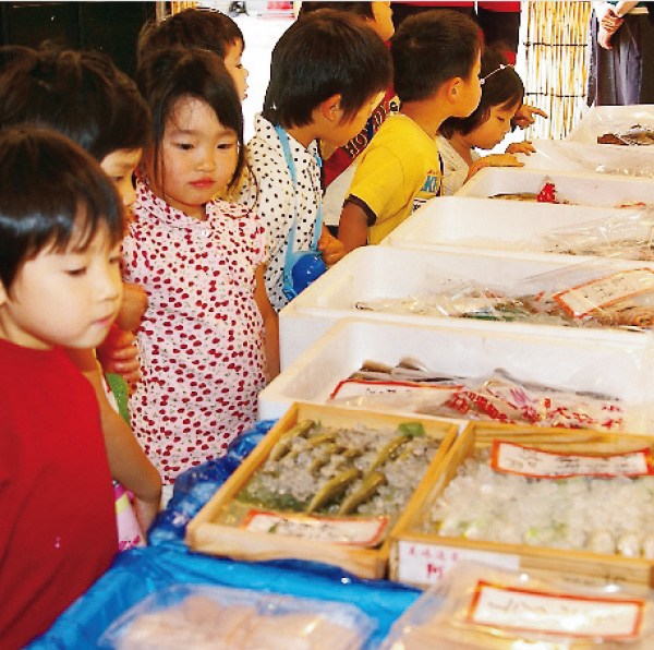 Children leave the classroom to venture out into the city to enjoy a variety of experiences