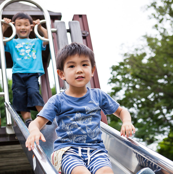 The children enjoy being physically active during garden play.  The aim is also to have them improve their social skills and ability to cooperate.