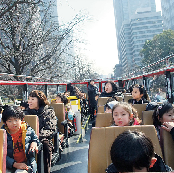 教室の中だけではなく、積極的に街に出かけていき、さまざまな体験をします。